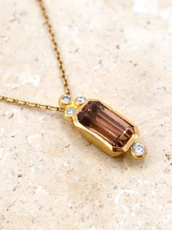Anhänger mit braunem Edelstein und Diamanten