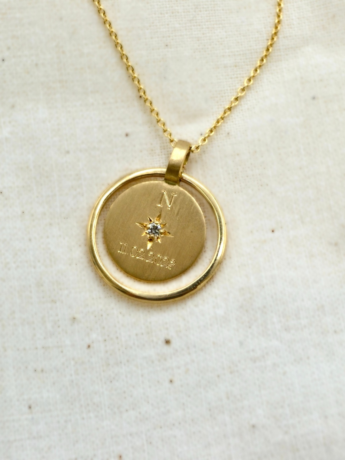 Anhänger mit Kompassrose und Gravur