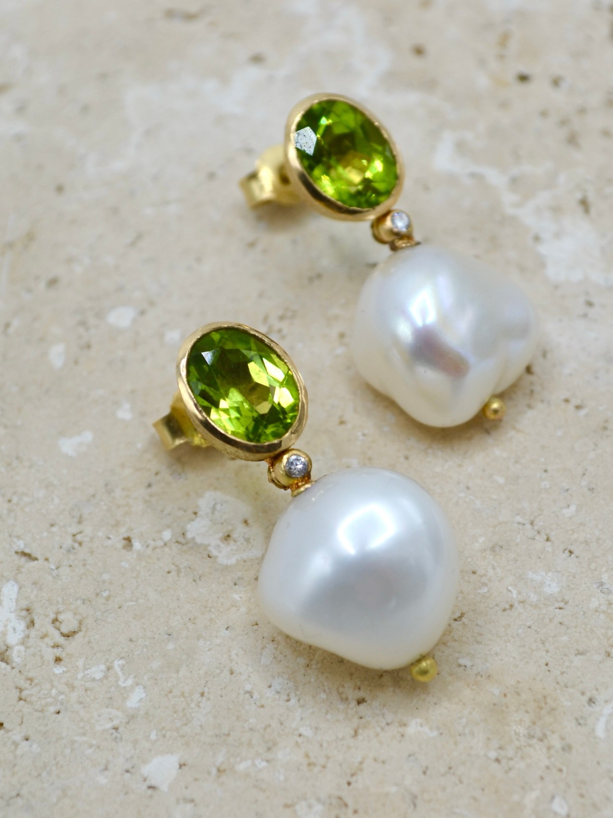 Ohrstecker aus Gelbgold mit grünem Edelstein und Perle