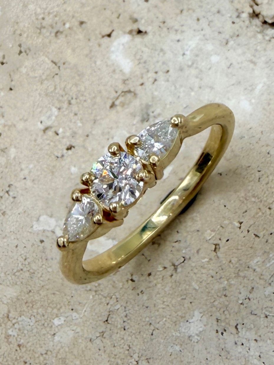 Ring aus 750er Gelbgold mit rundem Stein und zwei tropfenförmigen Seitensteinen