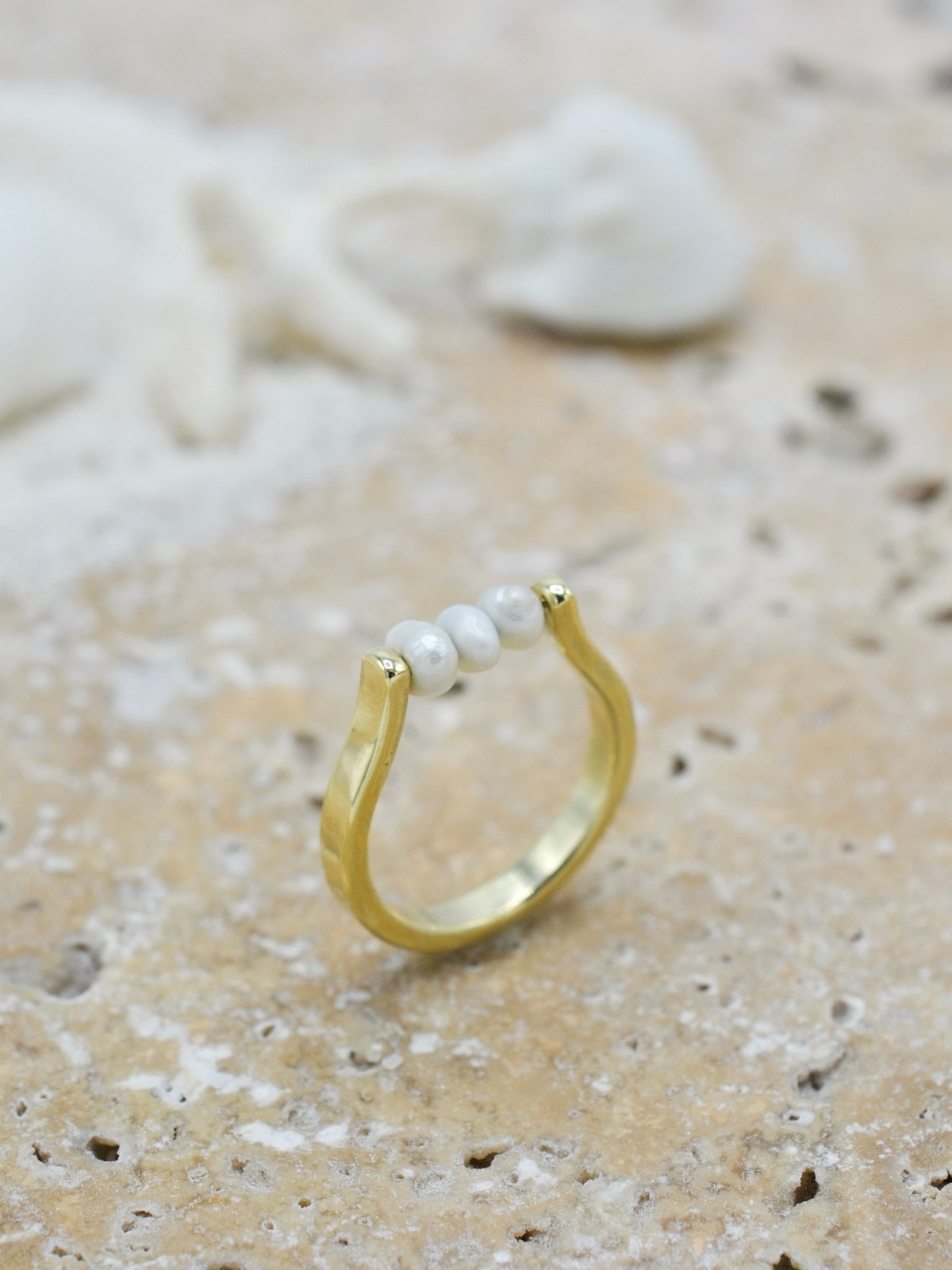 Goldring mit drei Perlen