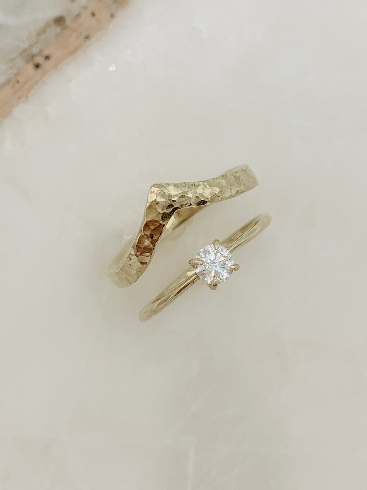 Gehämmerter Ring in V-Form und Solitärring