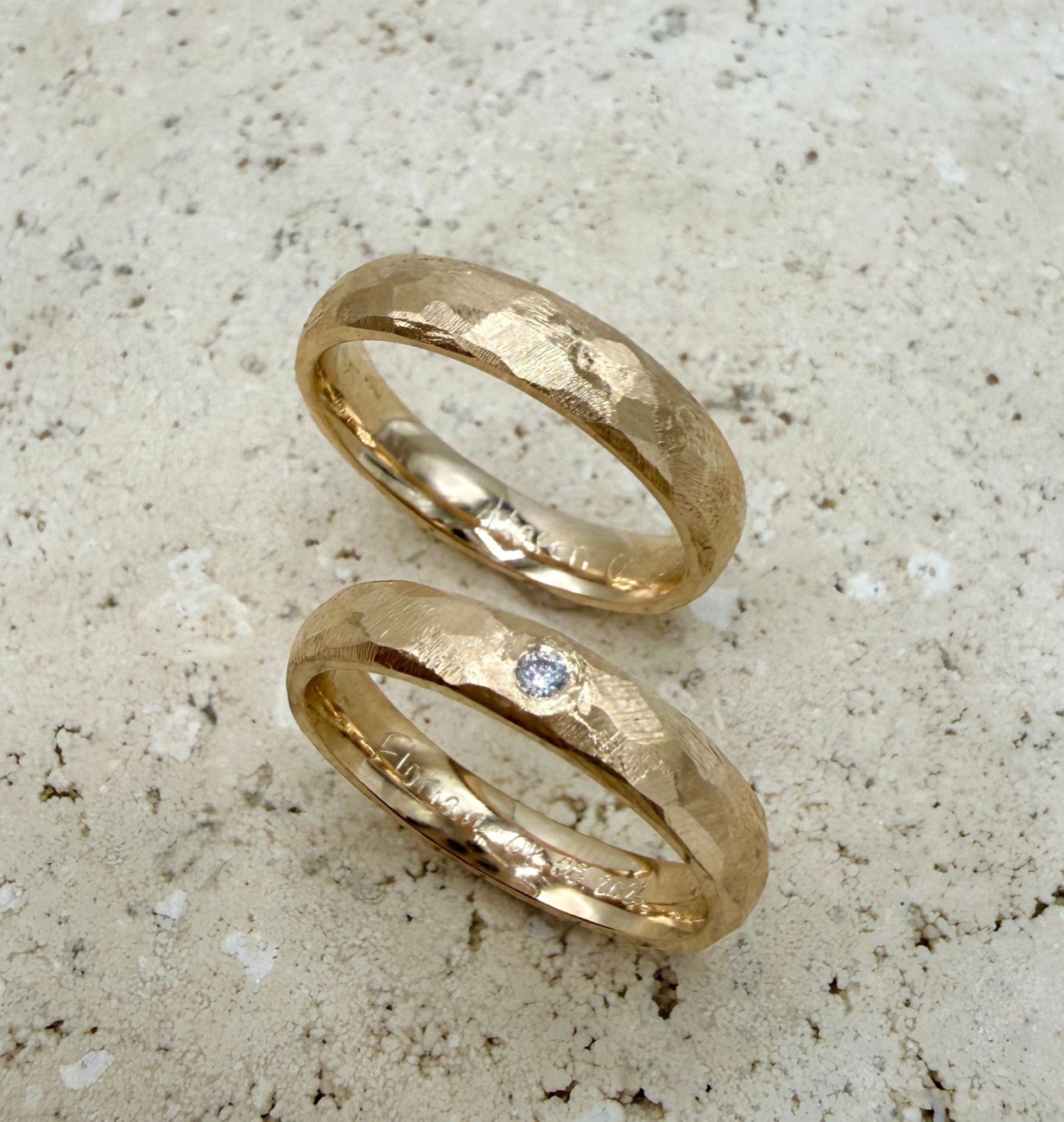 Facettierte, mattierte Eheringe aus 750er Gelbgold, einer mit Stein
